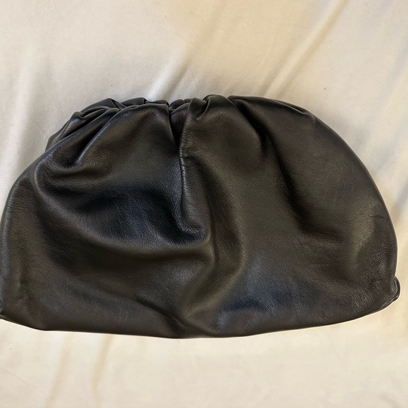 100% authentic Bottega Veneta The Pouch leather clutch. In black. - Picture 2 of 9